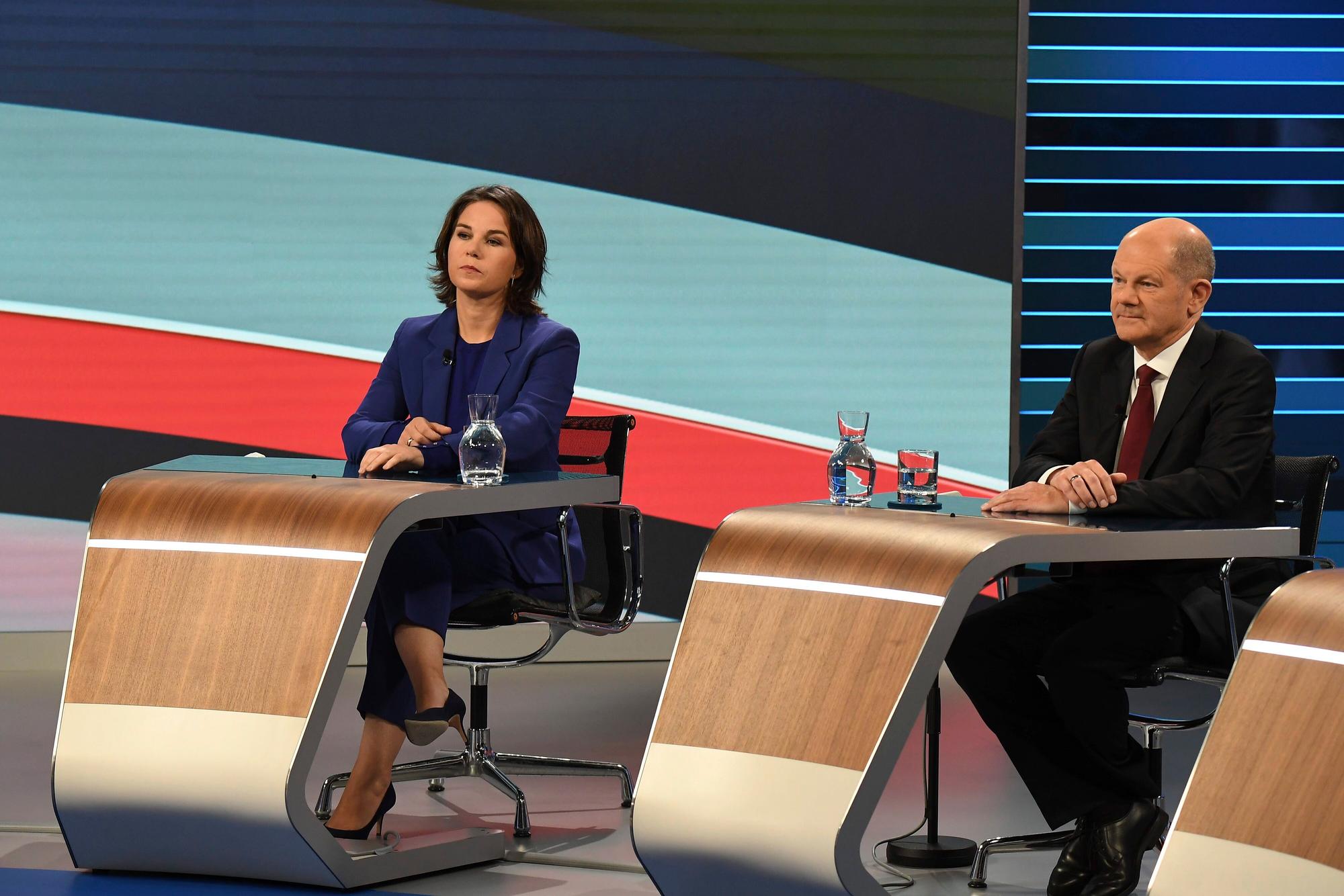 Annalena Baerbock (Die Grünen) und Olaf Scholz (SPD) bei einer TV-Diskussion am 23. September.