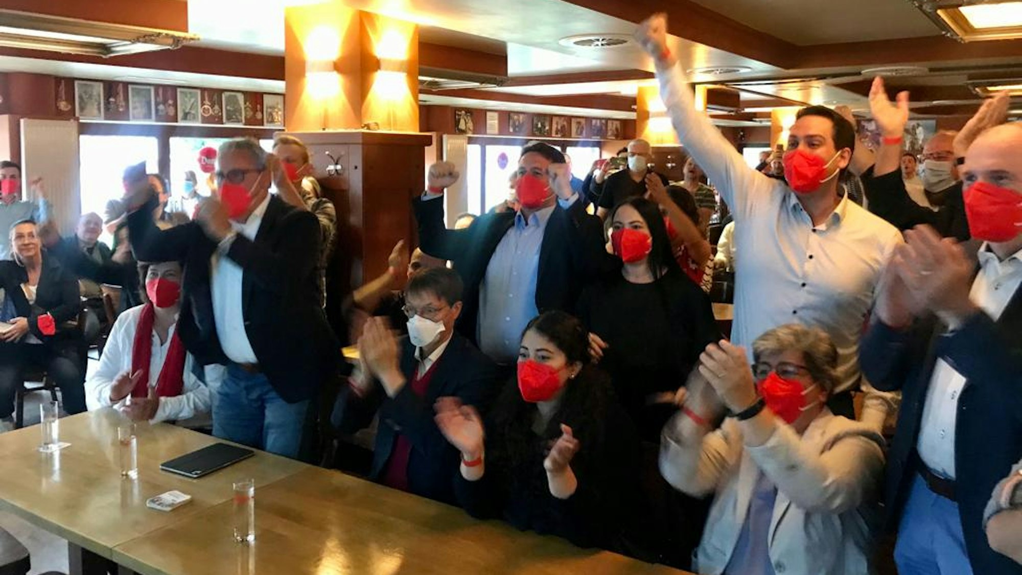 Großer Jubel bei der Kölner SPD im Brauhaus Stapelhaus.