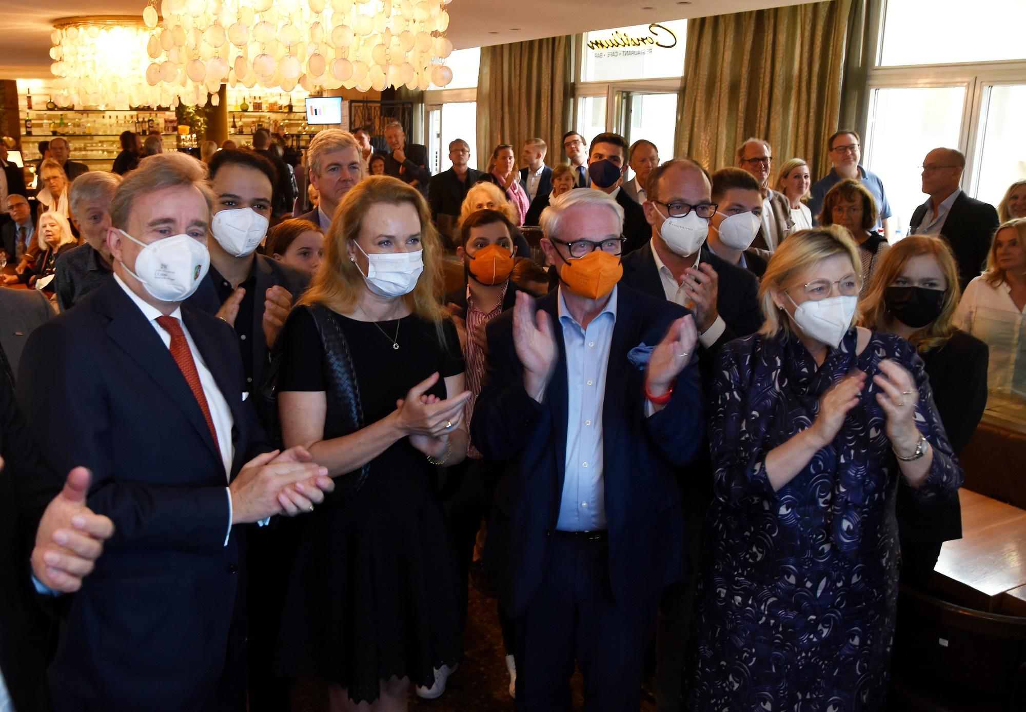 CDU-Mitglieder klatschen bei der Wahlparty der Kölner CDU.