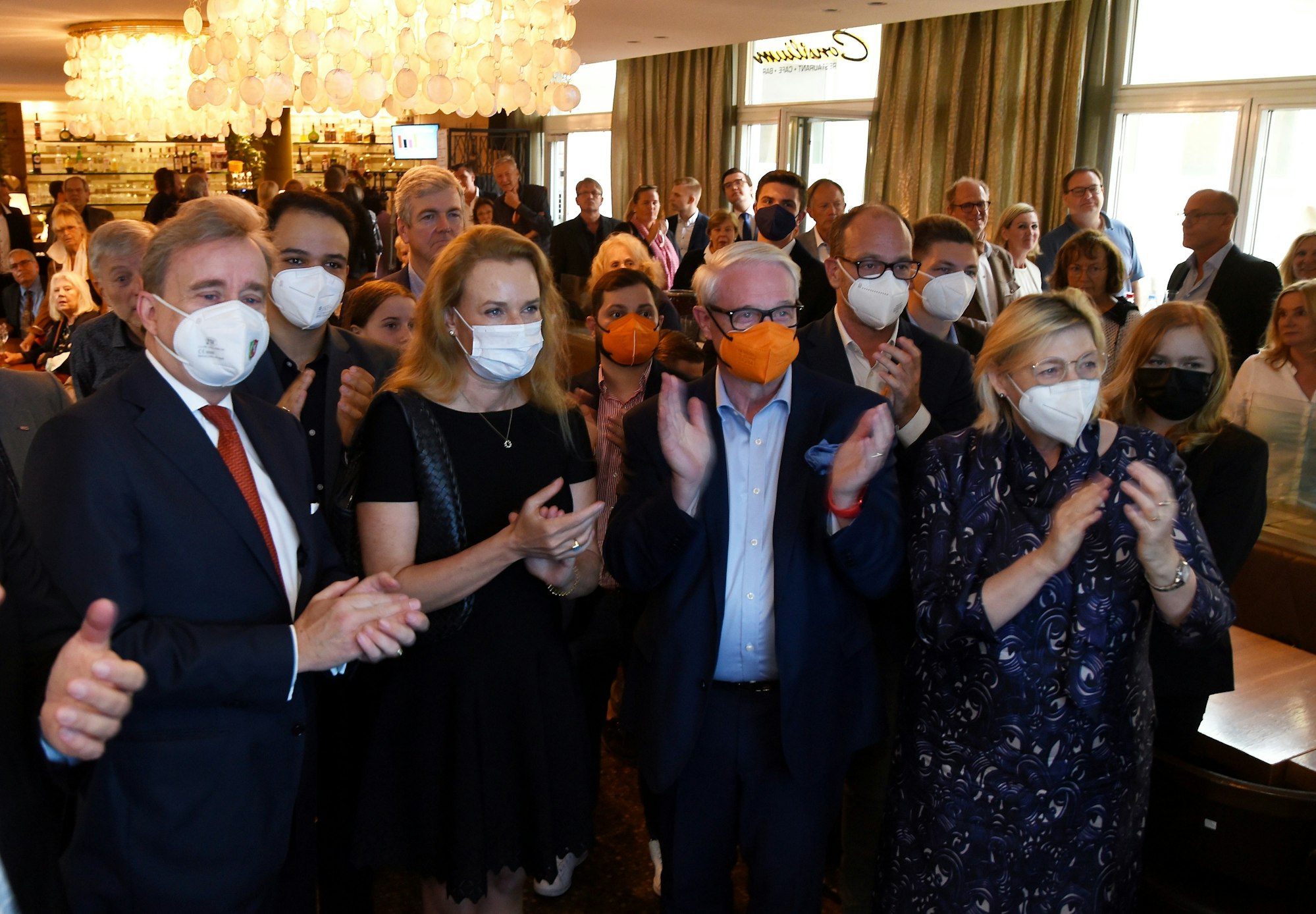 CDU-Mitglieder klatschen bei der Wahlparty der Kölner CDU.