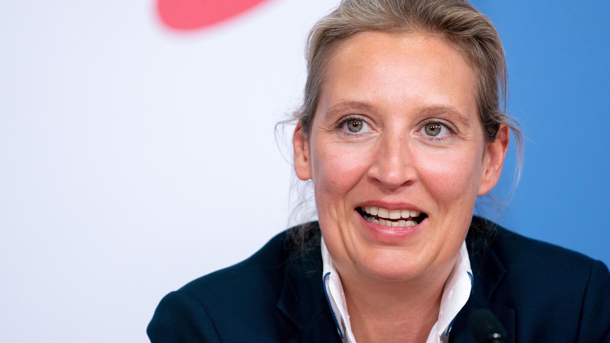 Alice Weidel (AfD, hier im Mai in Berlin zu sehen) wurde bei einem Interview mit ARD-Moderator Ingo Zamperoni ungemütlich. Doch der wies die Politikerin gekonnt in ihre Schranken.