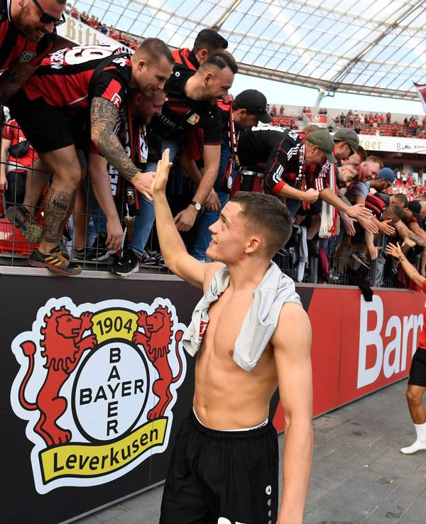 Die Fans von Bayer Leverkusen feiern Florian Wirtz nach dem Sieg gegen den FSV Mainz 05.