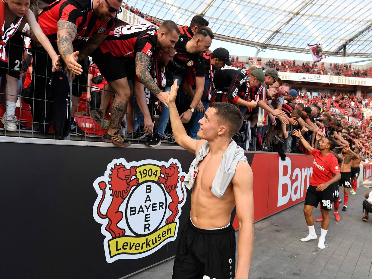 Die Fans von Bayer Leverkusen feiern Florian Wirtz nach dem Sieg gegen den FSV Mainz 05.