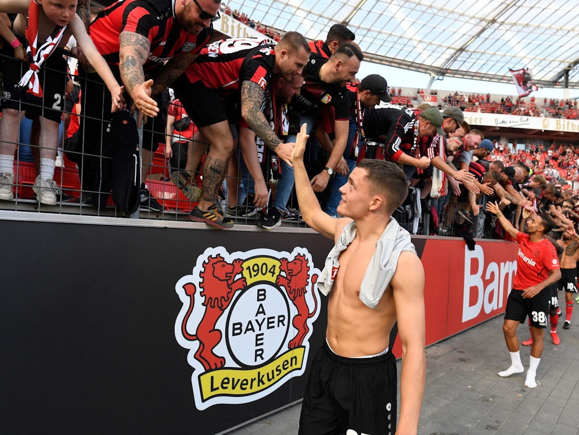 Die Fans von Bayer Leverkusen feiern Florian Wirtz nach dem Sieg gegen den FSV Mainz 05.