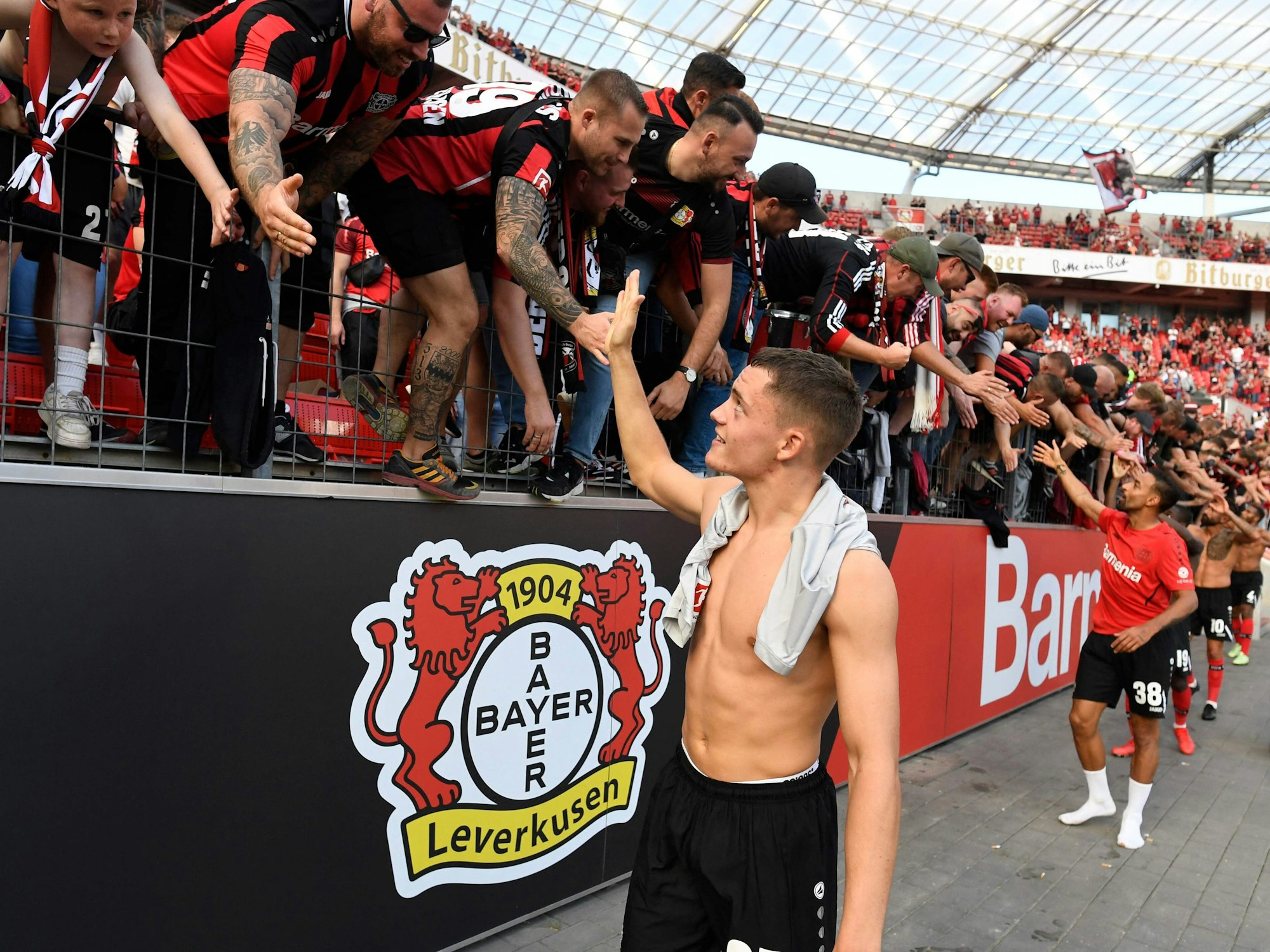 Die Fans von Bayer Leverkusen feiern Florian Wirtz nach dem Sieg gegen den FSV Mainz 05.