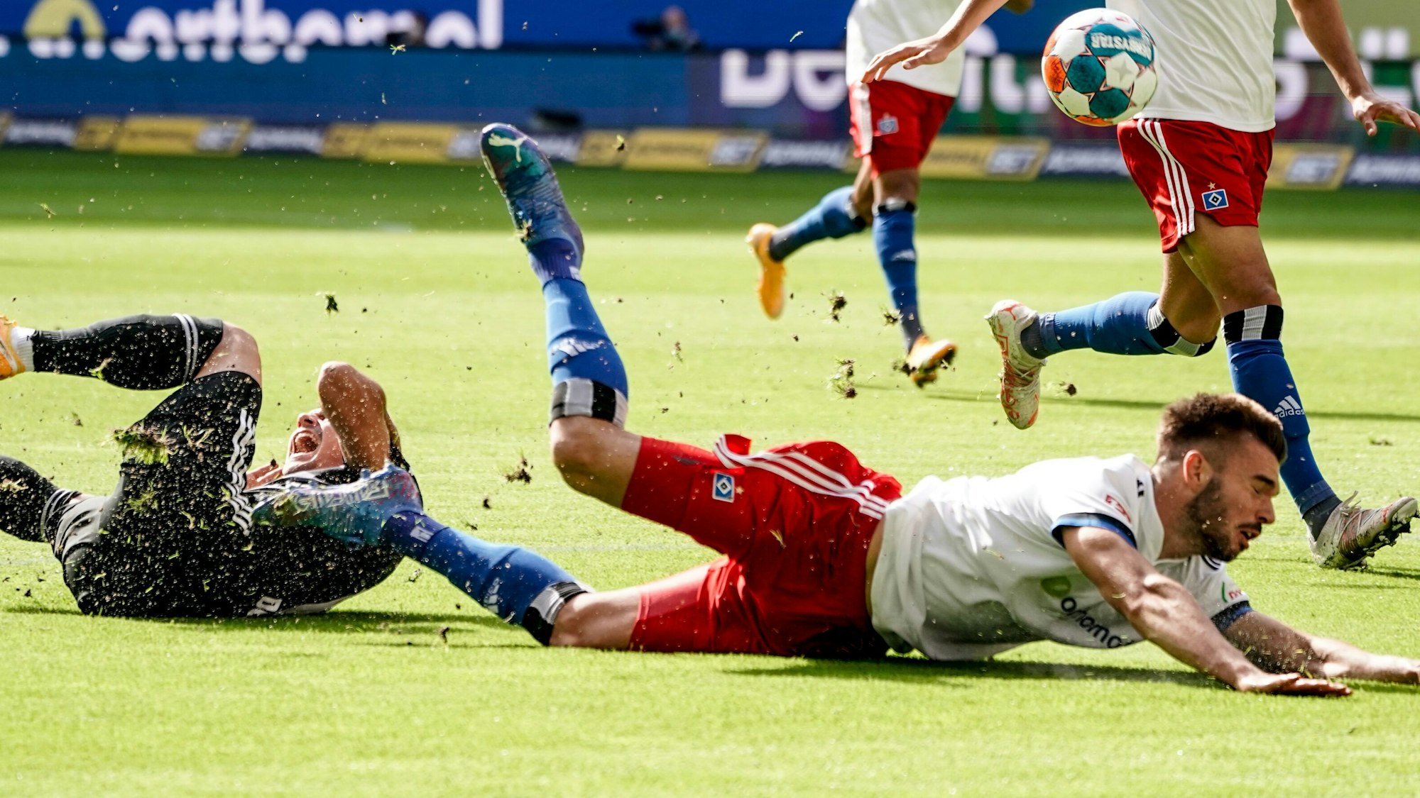 Mario Vuskovic und Nikola Dovedan liegen nach einem Zweikampf am Boden