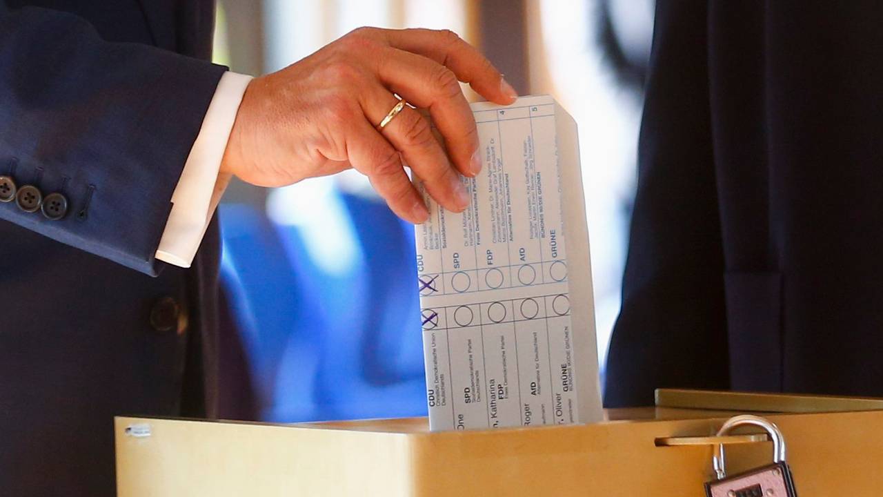 Armin Laschet wirft am 26. September 2021 seinen Wahlzettel in die Urne. Das Schloss scheint nicht geschlossen zu sein.