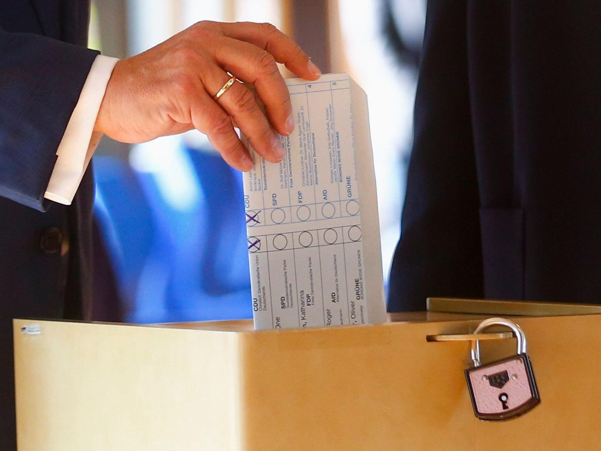 Armin Laschet wirft am 26. September 2021 seinen Wahlzettel in die Urne. Das Schloss scheint nicht geschlossen zu sein.