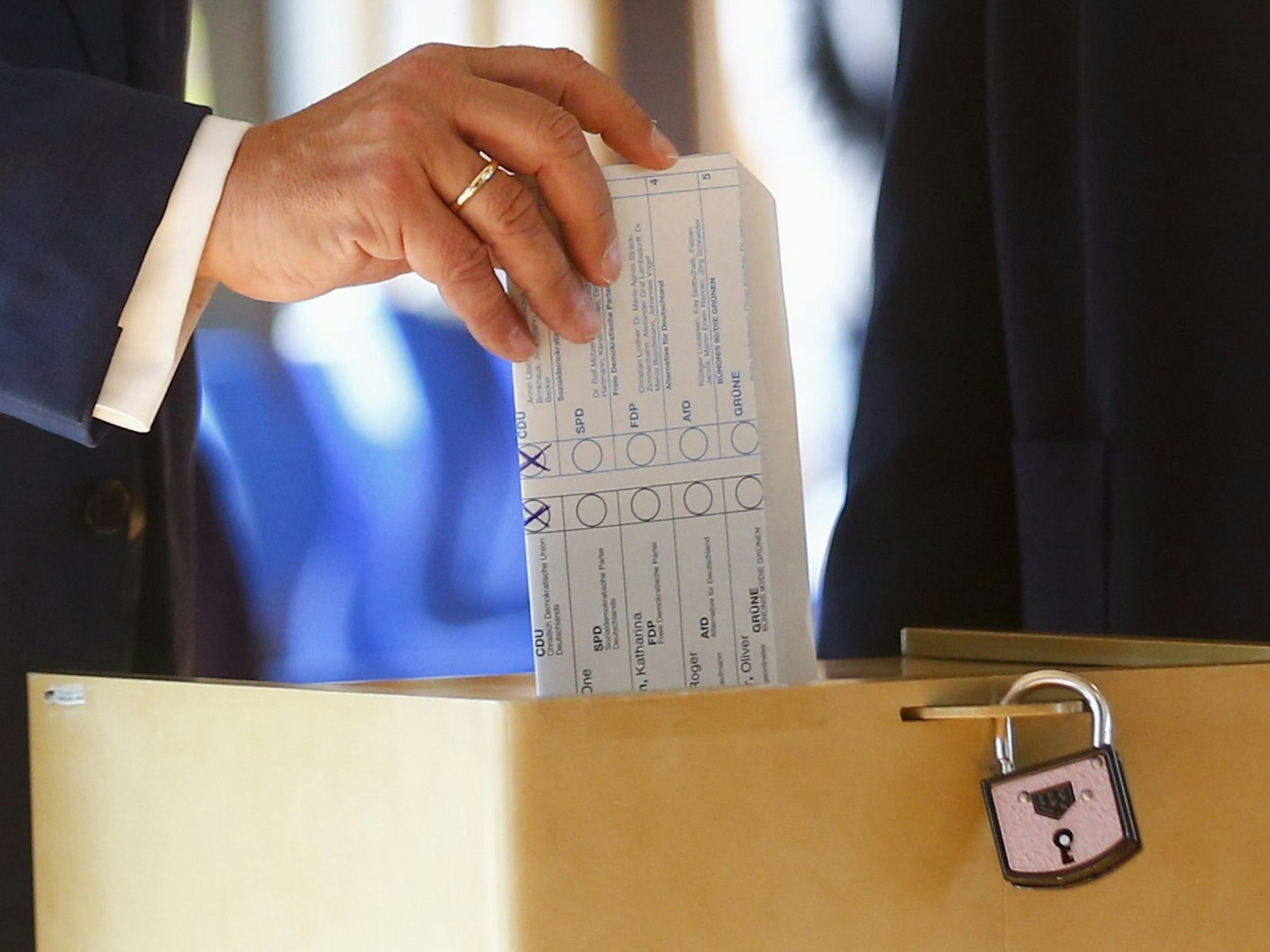 Armin Laschet wirft am 26. September 2021 seinen Wahlzettel in die Urne. Das Schloss scheint nicht geschlossen zu sein.