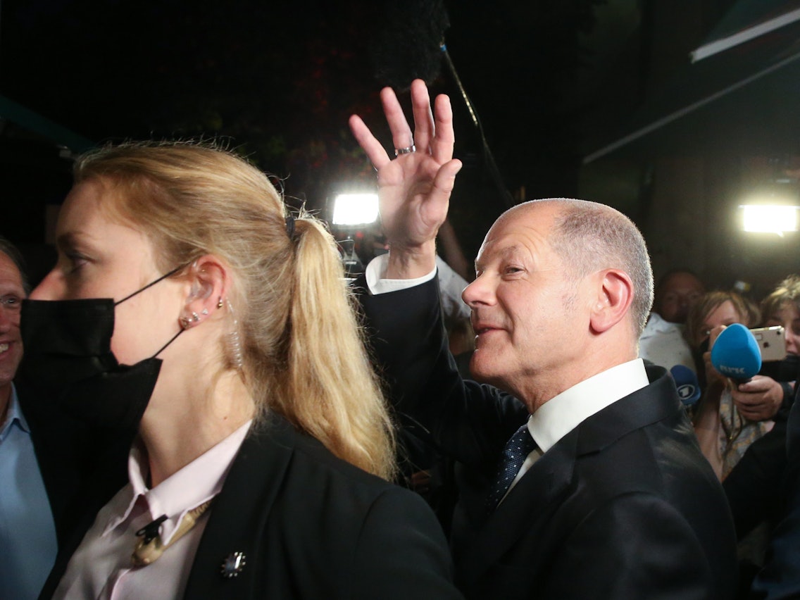 Kanzlerkandidat Olaf Scholz (SPD) winkt am 26. September 2021 nach der Wahlparty im Willy-Brandt-Haus in Berlin.