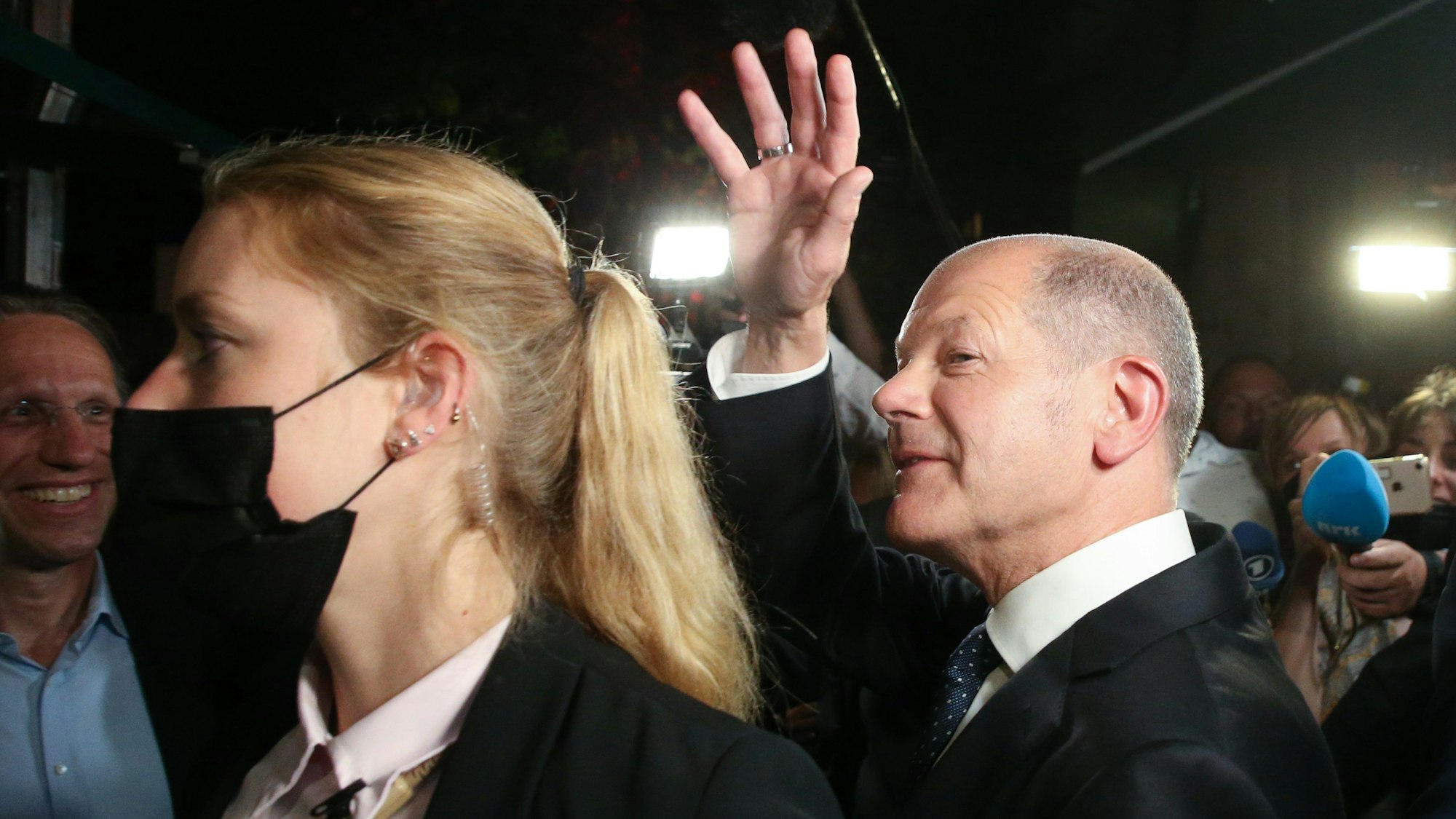 Kanzlerkandidat Olaf Scholz (SPD) winkt am 26. September 2021 nach der Wahlparty im Willy-Brandt-Haus in Berlin.