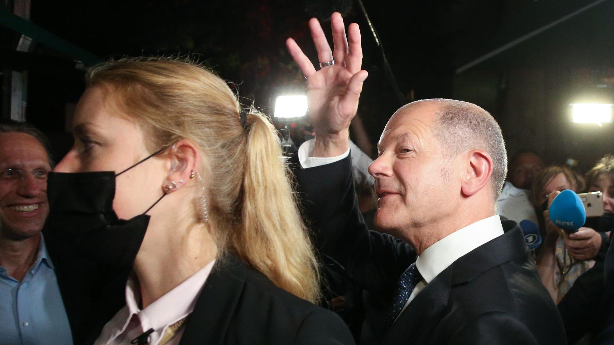 Kanzlerkandidat Olaf Scholz (SPD) winkt am 26. September 2021 nach der Wahlparty im Willy-Brandt-Haus in Berlin.