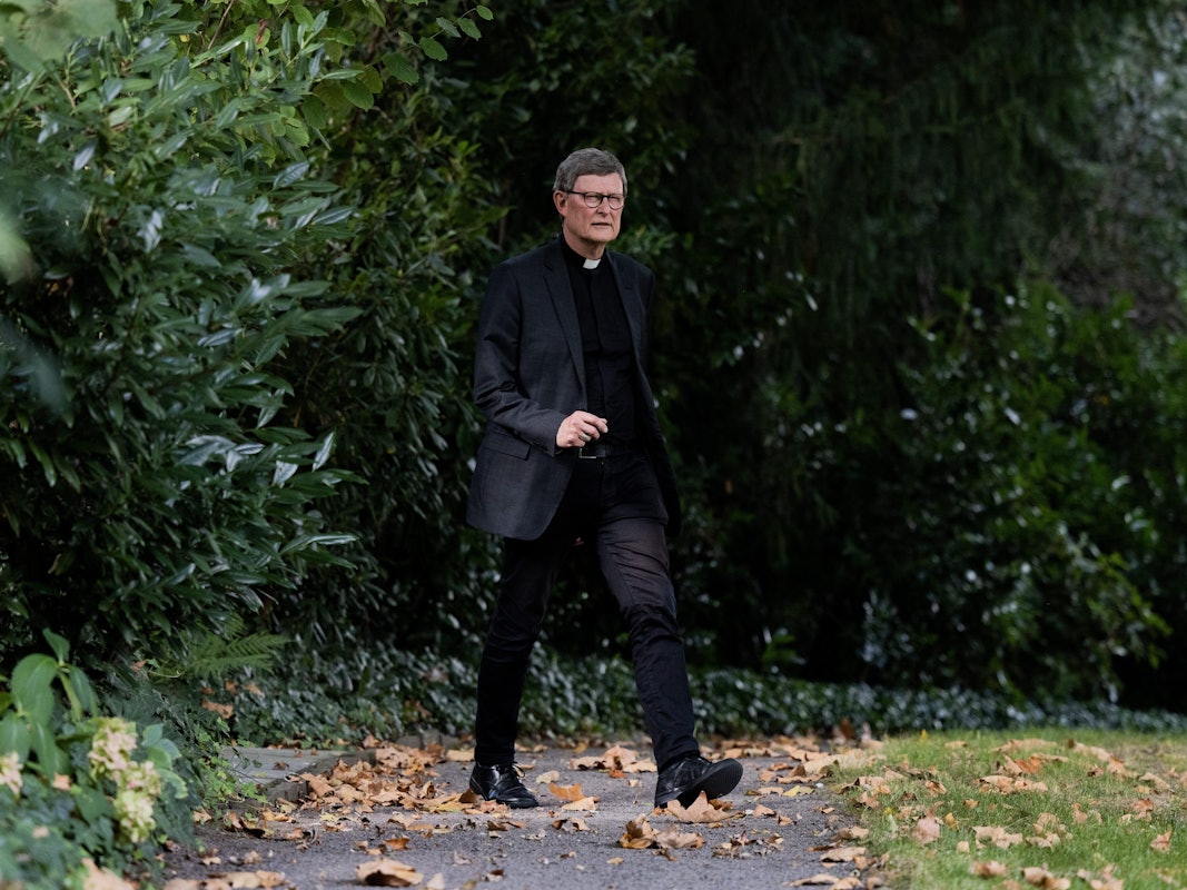 Kardinal Rainer Maria Woelki, Erzbischof von Köln, kommt am 24. September 2021 in den Garten des Erzbischöflichen Haus für ein Statement.