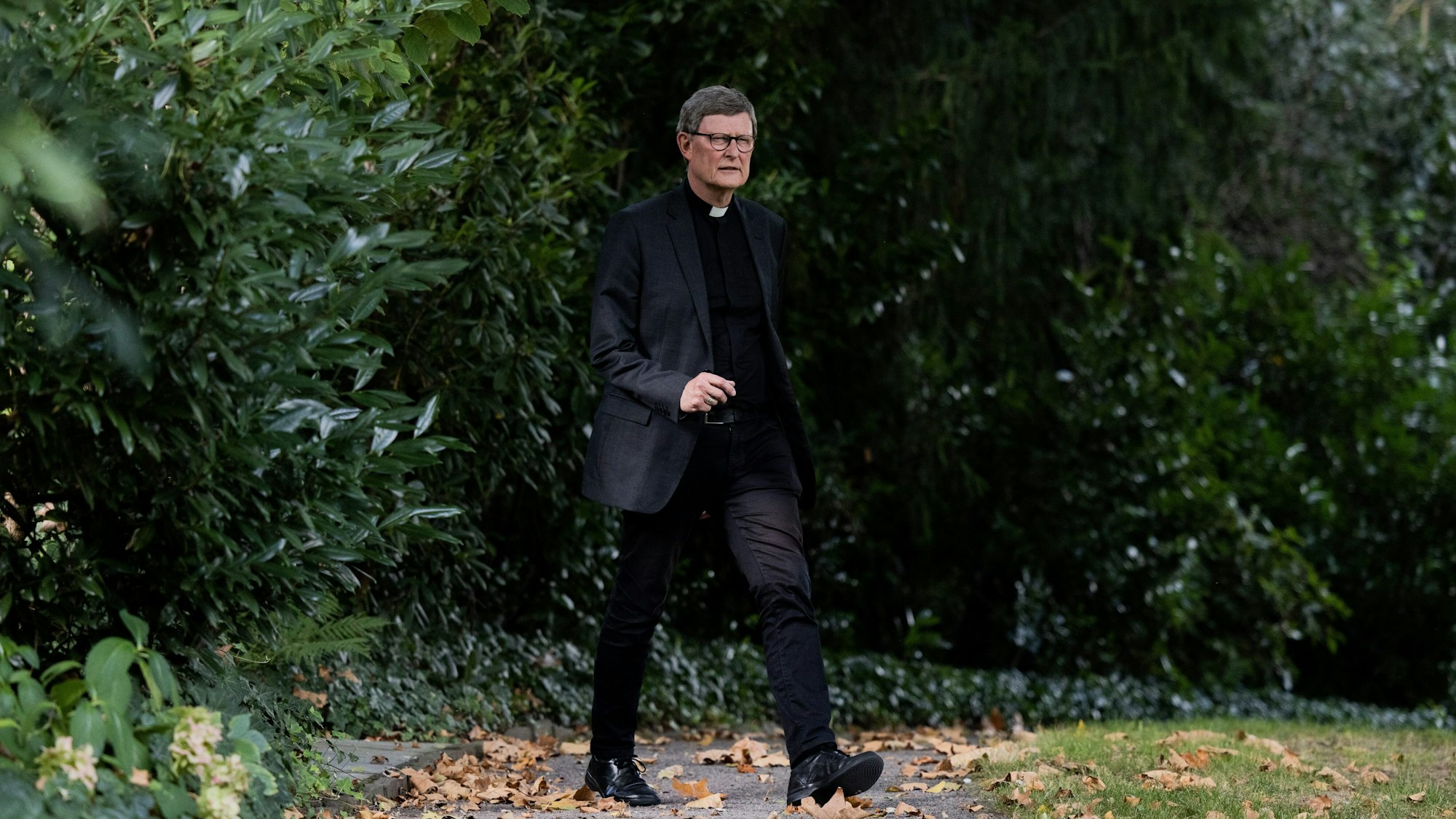 Kardinal Rainer Maria Woelki, Erzbischof von Köln, kommt am 24. September 2021 in den Garten des Erzbischöflichen Haus für ein Statement.
