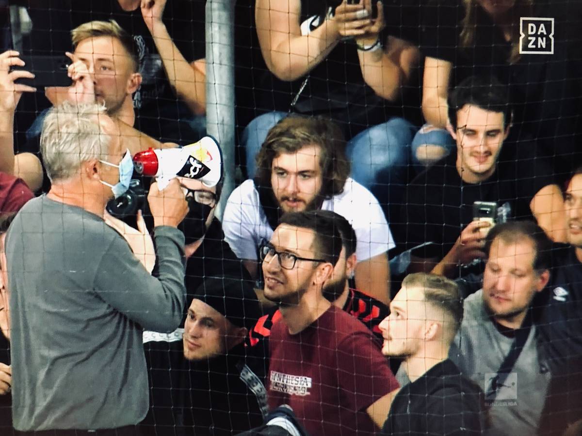 Irre Szene: Freiburg-Coach Christian Streich kletterte nach dem 3:0-Sieg gegen den FC Augsburg zu den Fans auf die Tribüne und leitete die „Humba“ an. Es war das letzte Spiel des Sport-Clubs im Dreisamstadion.
