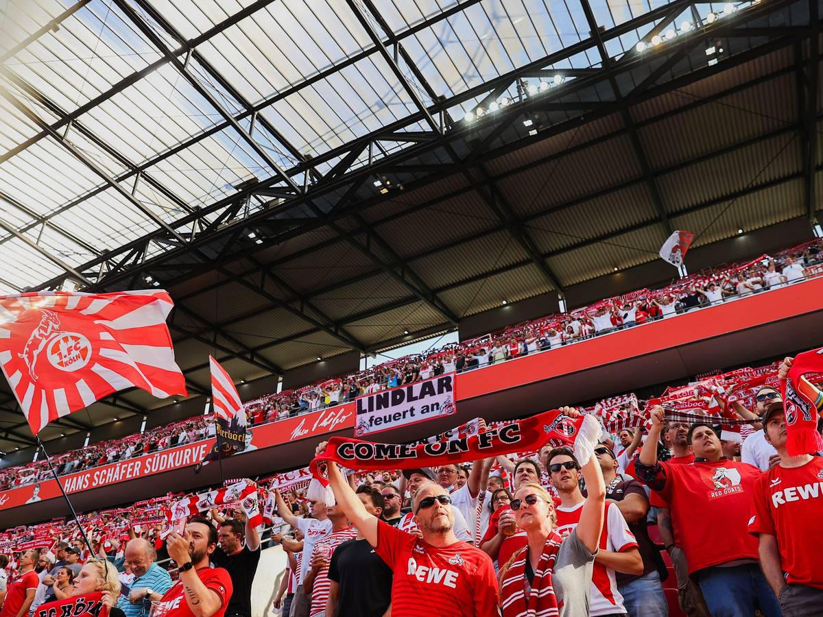 Kölner Fans machen Stimmung vor dem Spiel.