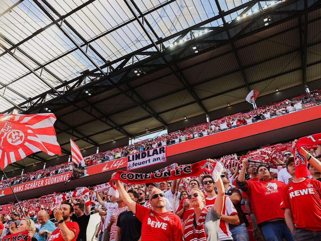 Kölner Fans machen Stimmung vor dem Spiel.