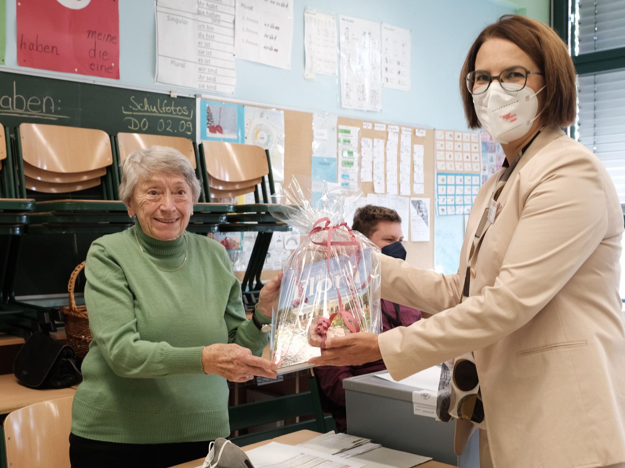 Dörte Diemert überreicht Lydia Mörs-Plattes ein Geschenk.