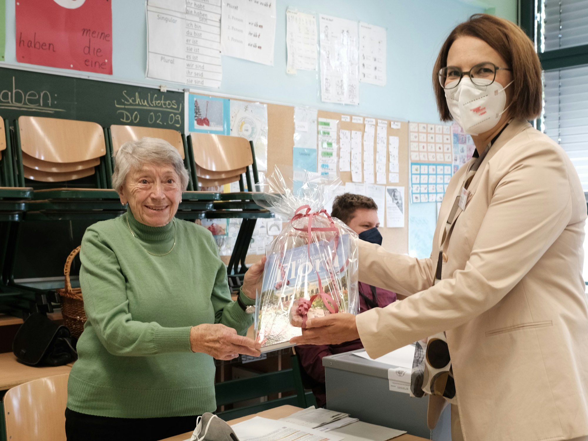 Dörte Diemert überreicht Lydia Mörs-Plattes ein Geschenk.