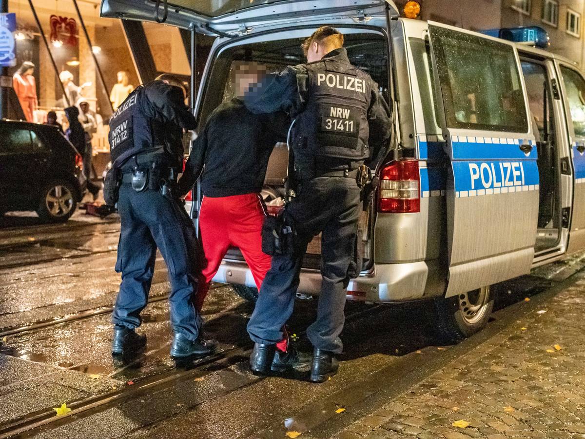 Die Polizei führt nachts auf der Zülpicher Straße eine Leibesvisitation durch.