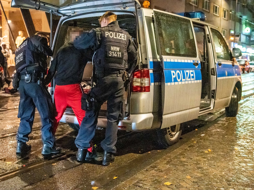 Die Polizei führt nachts auf der Zülpicher Straße eine Leibesvisitation durch.