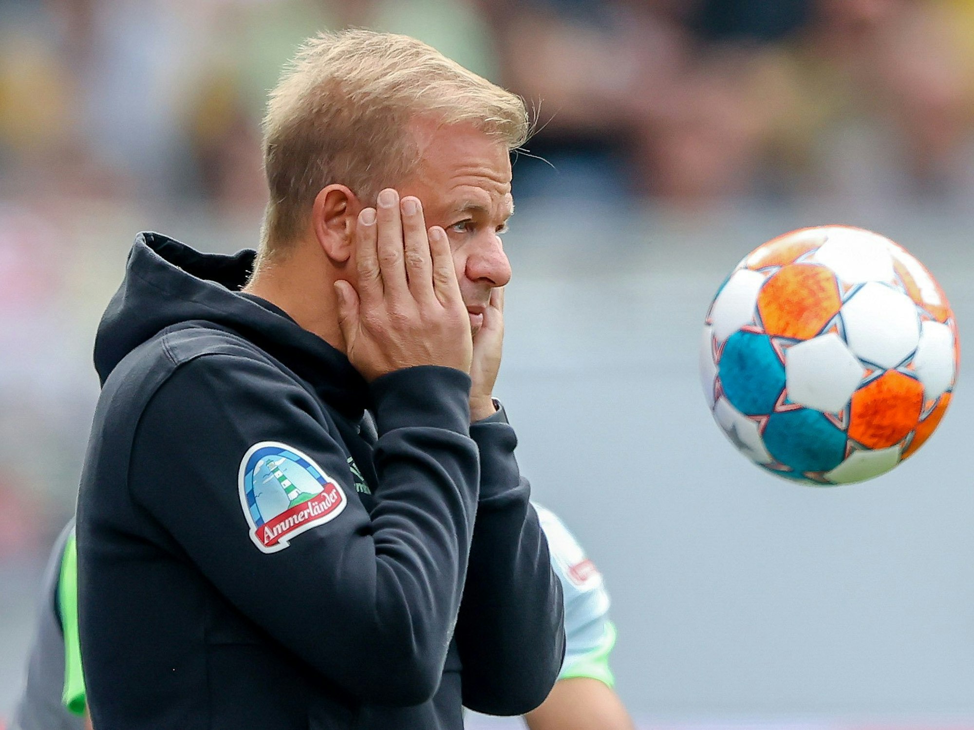 Markus Anfang (Bremen) reagiert entsetzt.