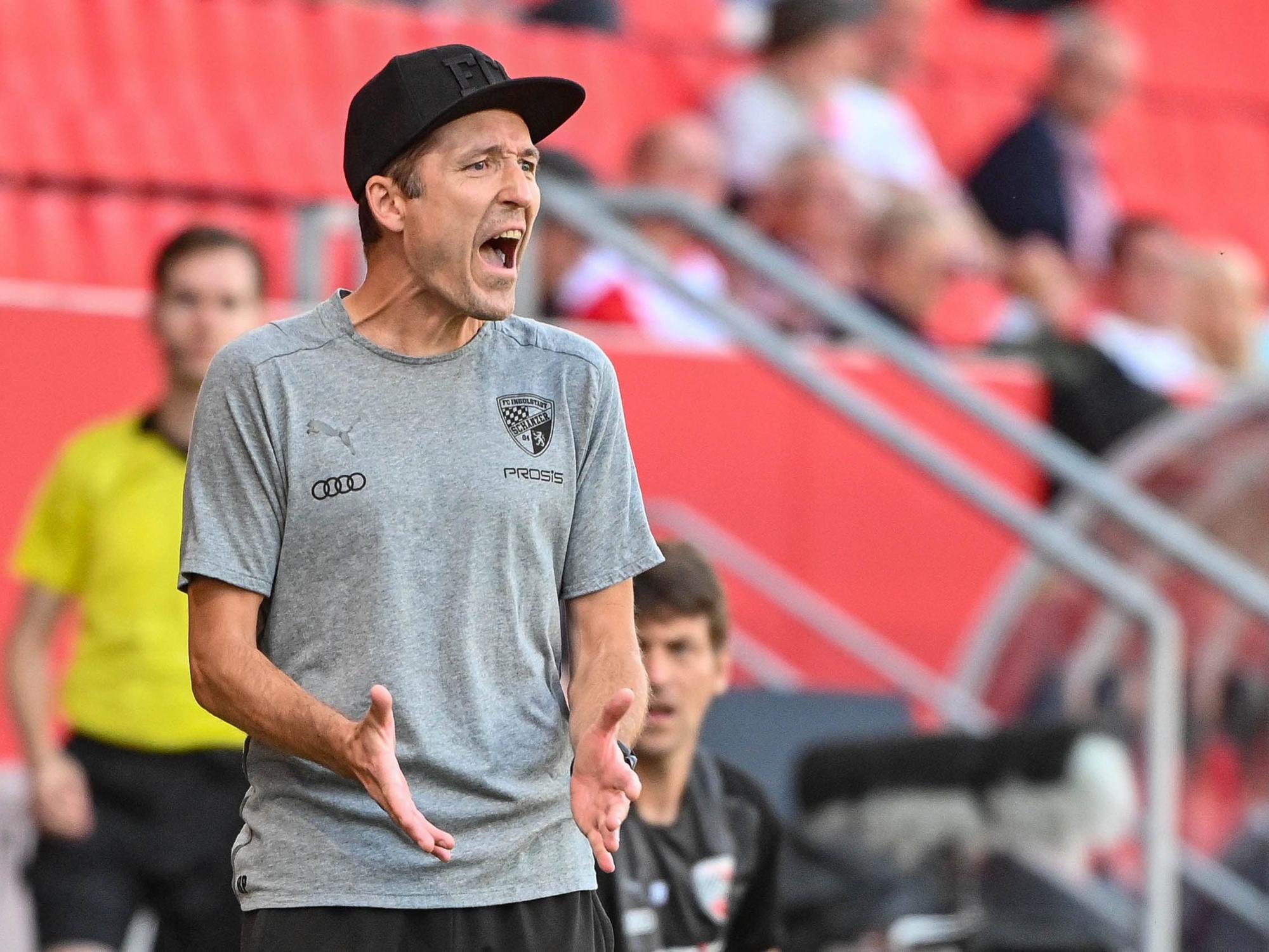 Roberto Pätzold brüllt Anweisungen aufs Feld
