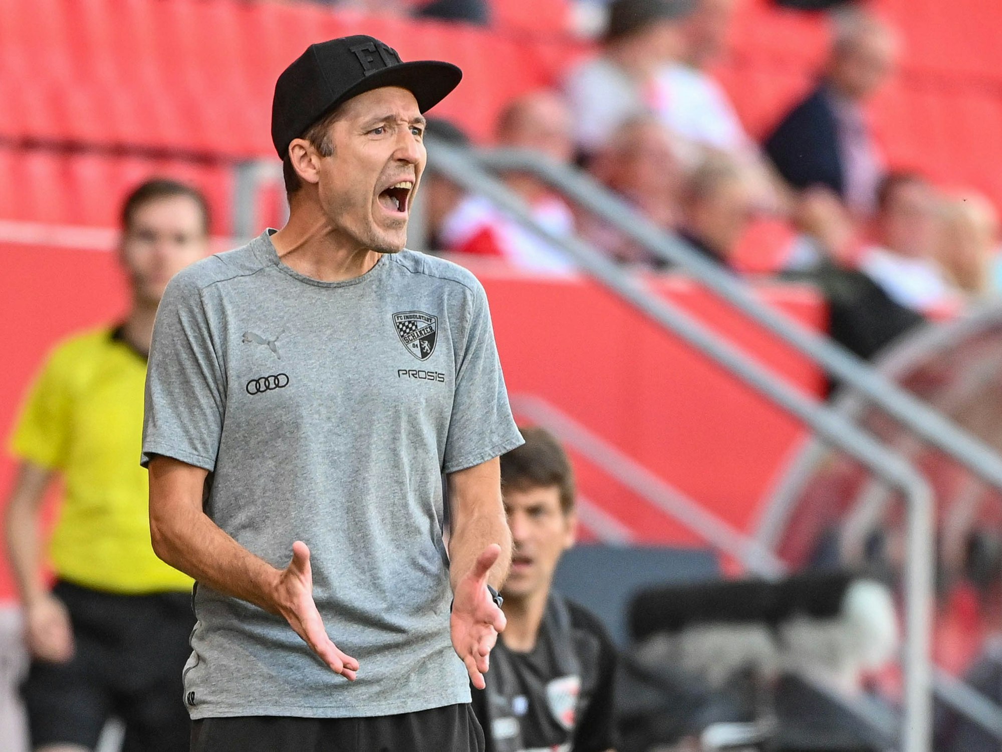 Roberto Pätzold brüllt Anweisungen aufs Feld