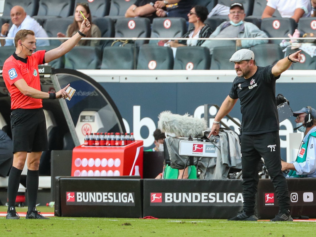 Steffen Baumgart sieht die Gelbe Karte gegen Eintracht Frankfurt.