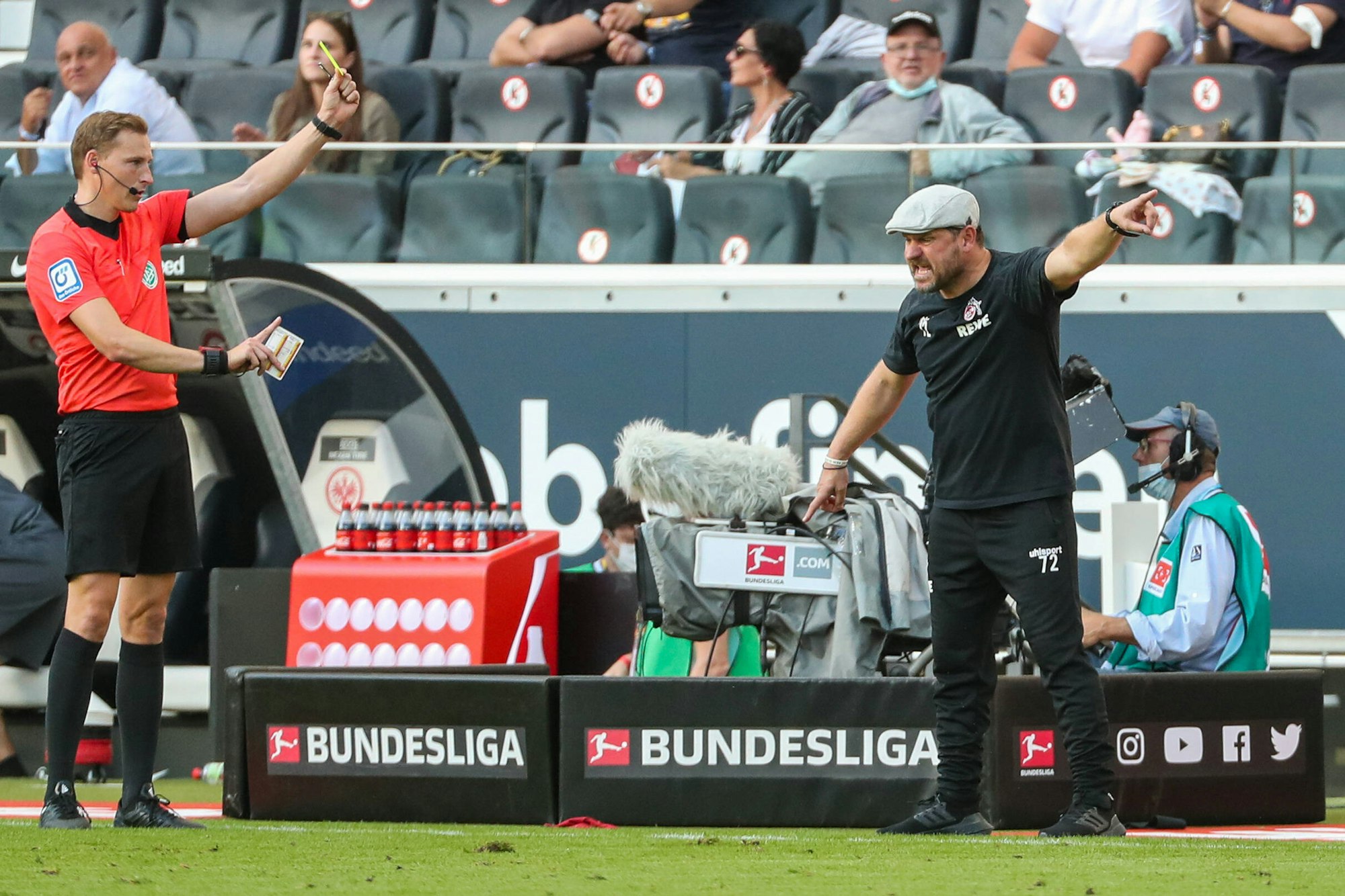 Steffen Baumgart sieht die Gelbe Karte gegen Eintracht Frankfurt.