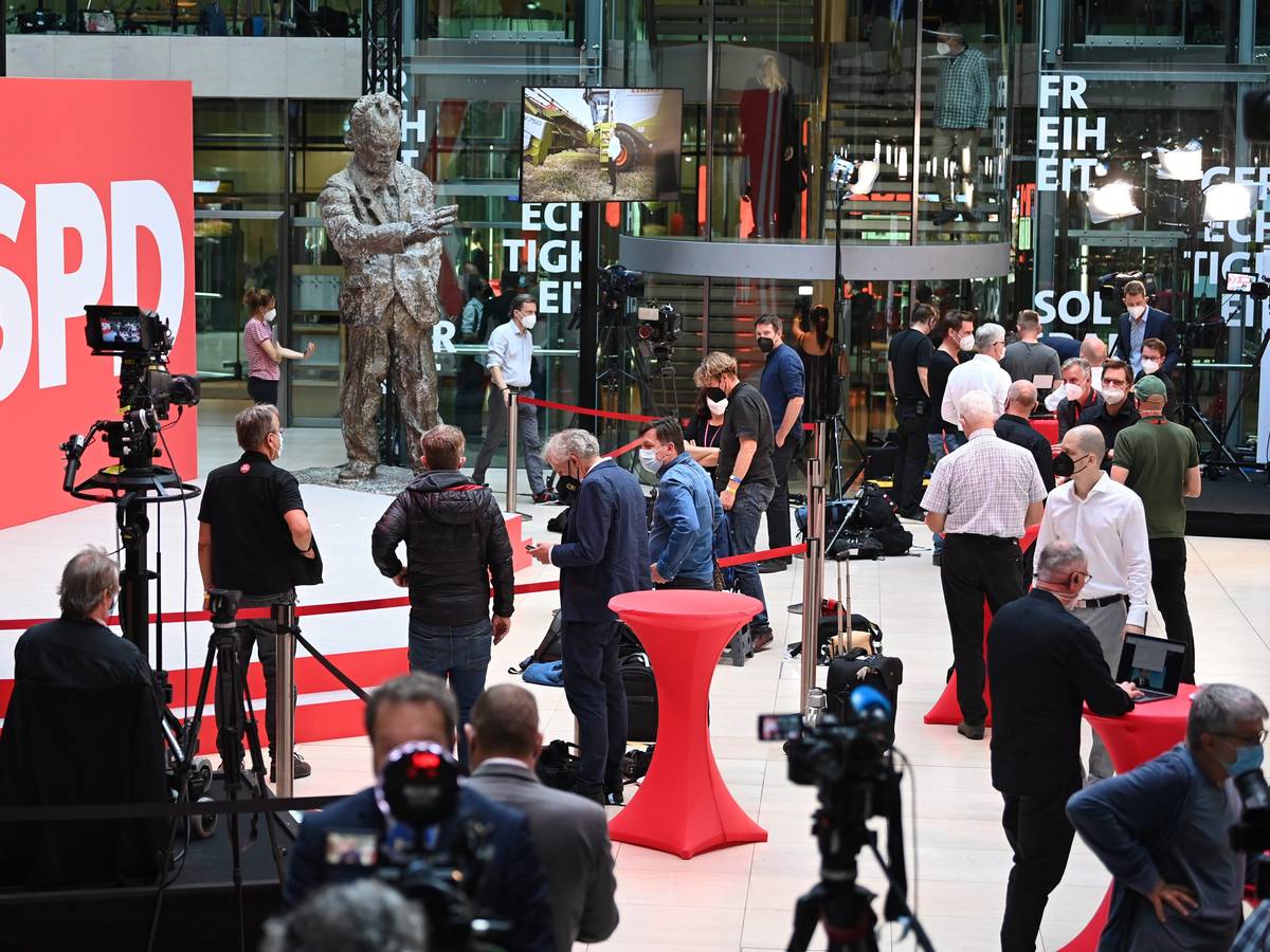 Journalisten stehen in der SPD-Parteizentrale vor der Skulptur von Willy Brandt.
