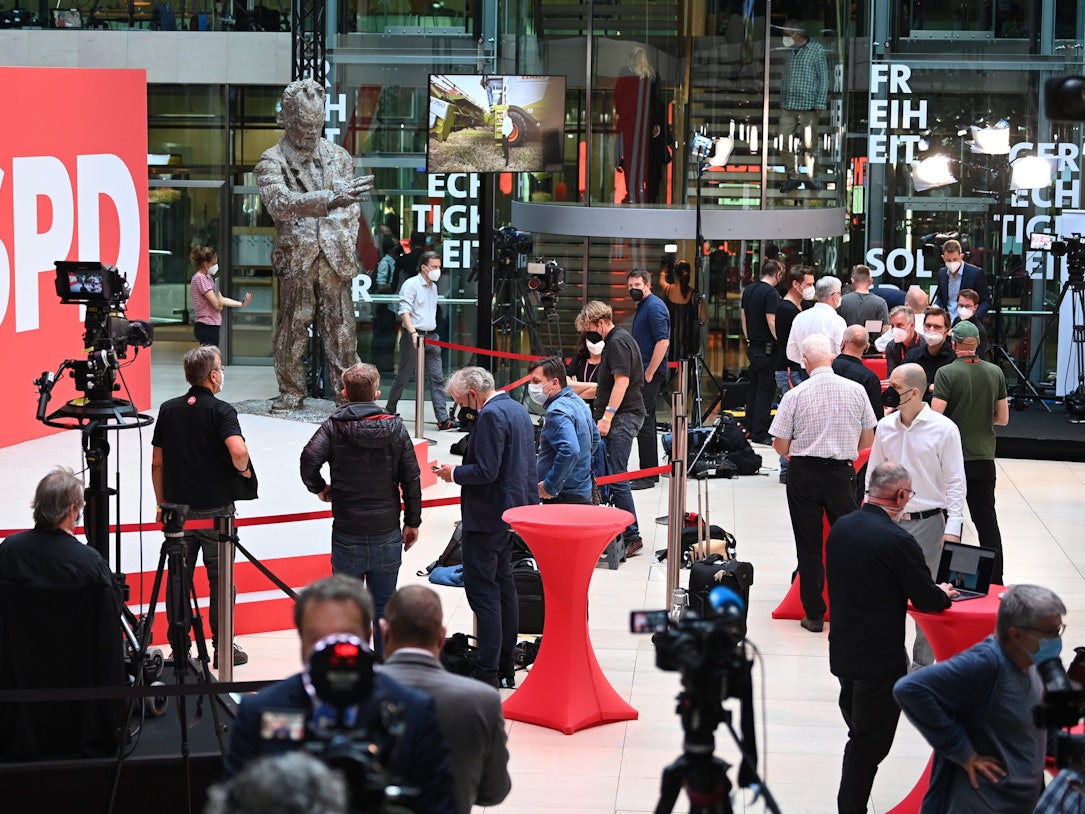 Journalisten stehen in der SPD-Parteizentrale vor der Skulptur von Willy Brandt.