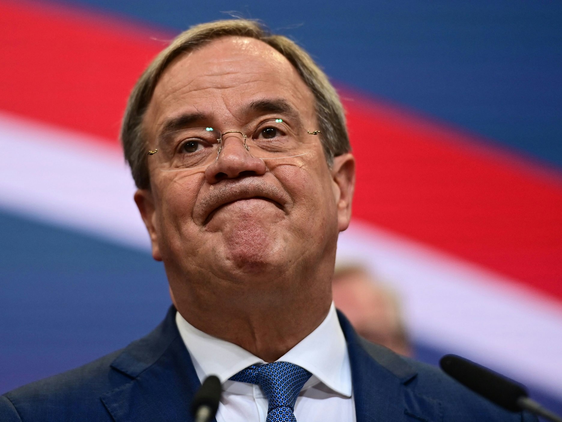 Armin Laschet (CDU) schaut nach der ersten Hochrechnung betrübt.
