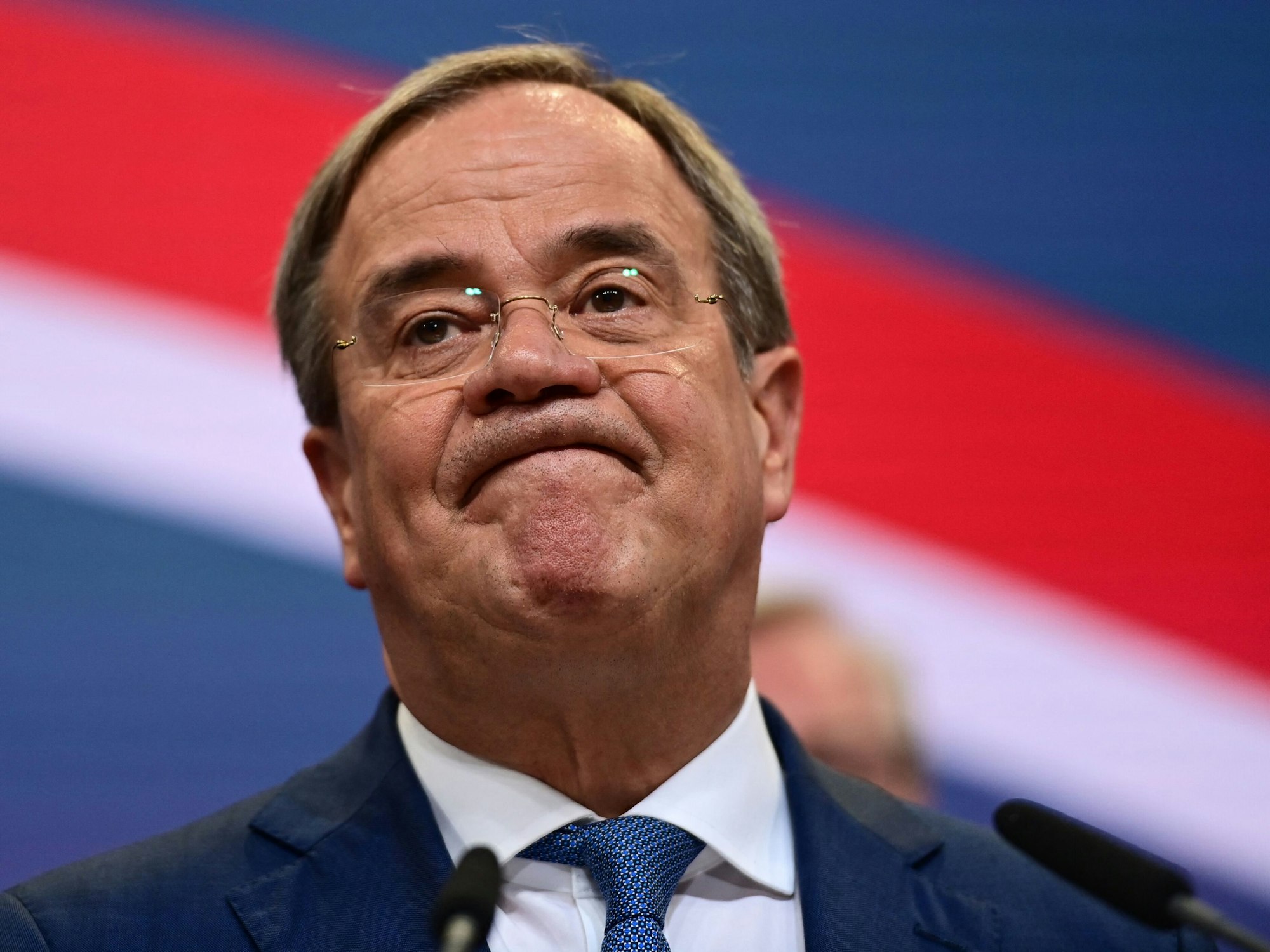 Armin Laschet (CDU) schaut nach der ersten Hochrechnung betrübt.