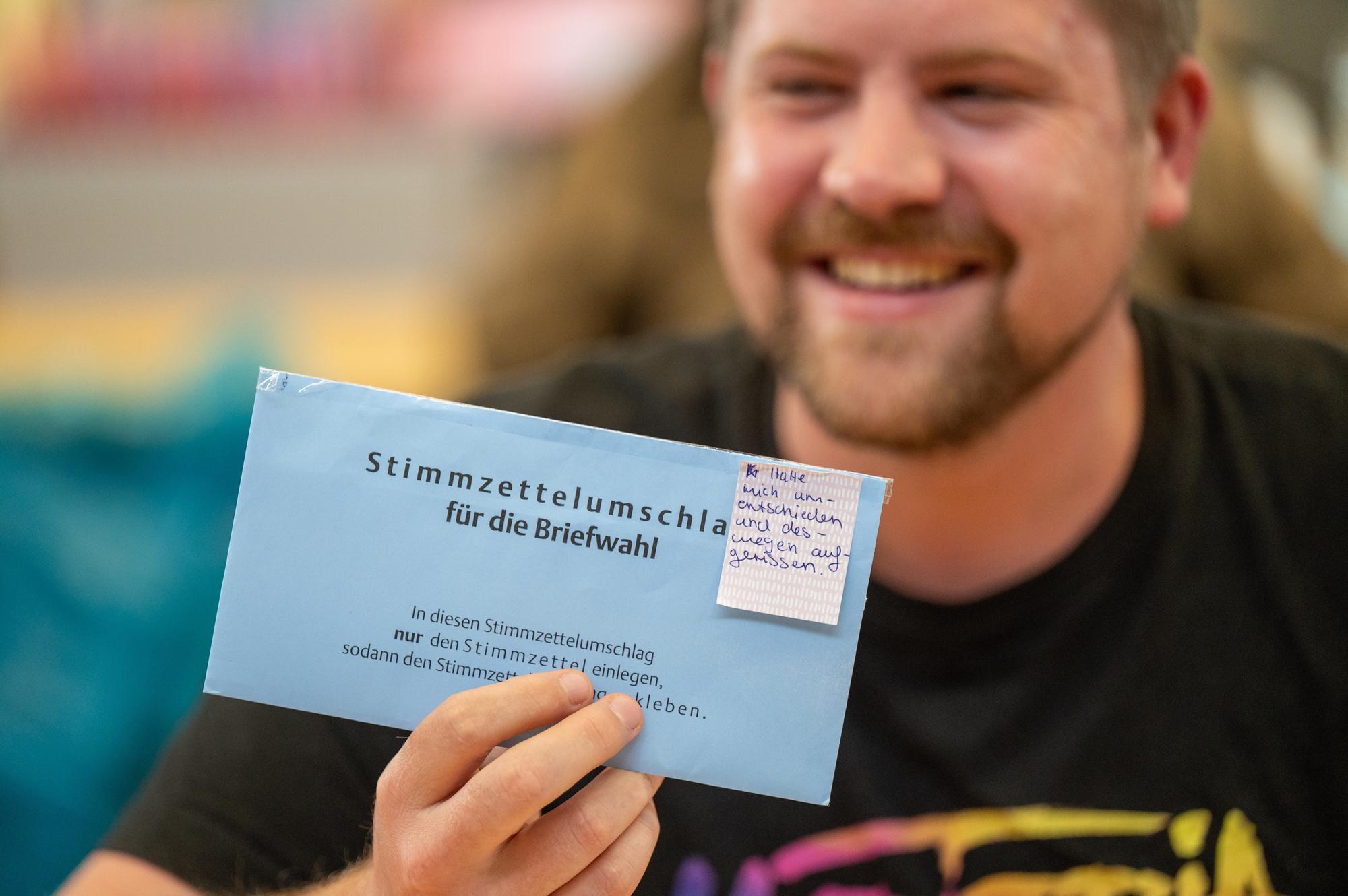 Auf einem Stimmzettel hat ein Wähler einen handschriftlichen Zettel „Habe mich umentschieden“ geklebt.