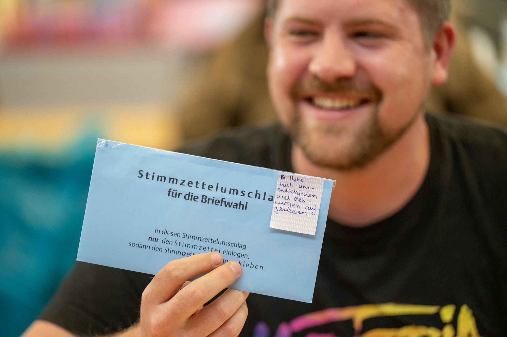 Auf einem Stimmzettel hat ein Wähler einen handschriftlichen Zettel „Habe mich umentschieden“ geklebt.
