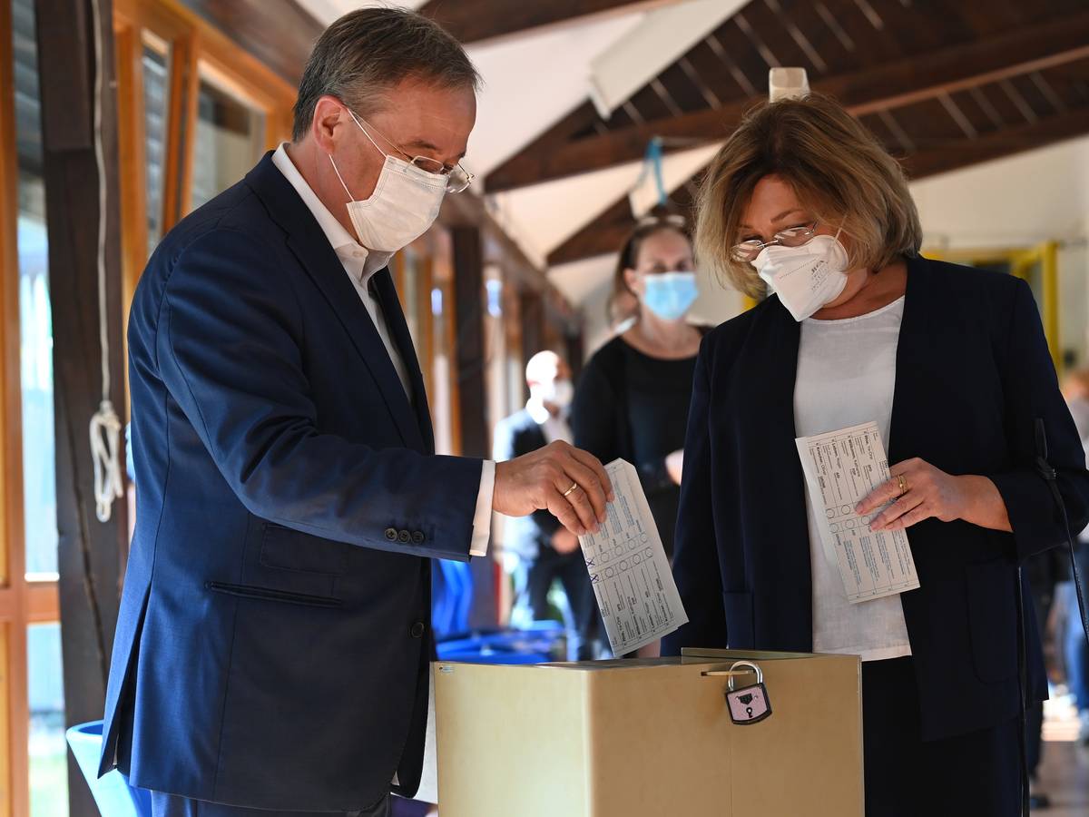 Armin Laschet, Bundesvorsitzender der CDU, Spitzenkandidat seiner Partei und Ministerpräsident von Nordrhein-Westfalen und seine Frau Susanne bei der Stimmabgabe zur Bundestagswahl.