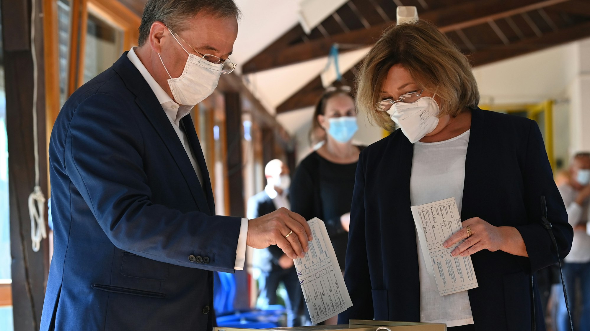 Armin Laschet, Bundesvorsitzender der CDU, Spitzenkandidat seiner Partei und Ministerpräsident von Nordrhein-Westfalen und seine Frau Susanne bei der Stimmabgabe zur Bundestagswahl.