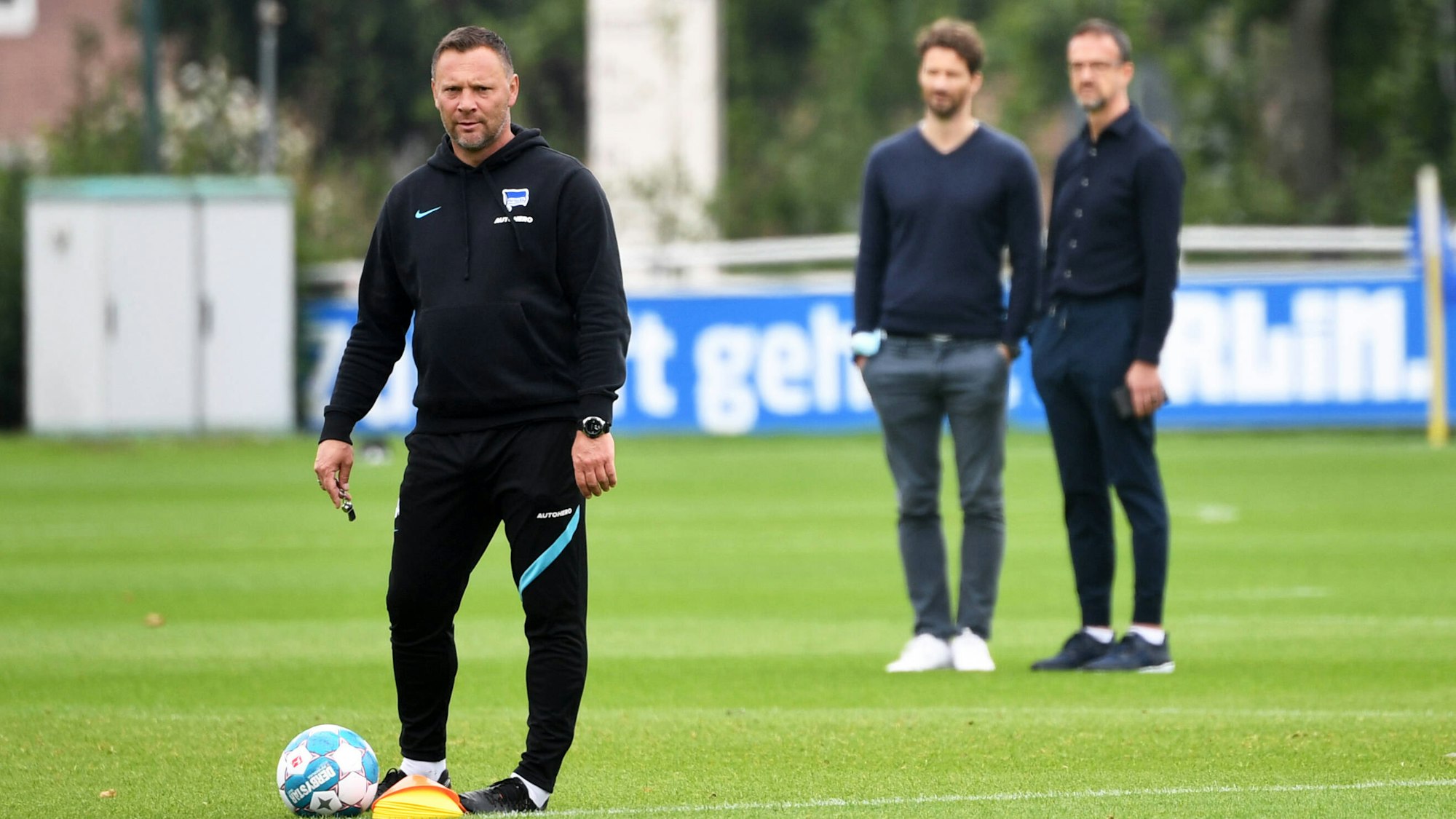 Fredi Bobic und Arne Friedrich beobachten Pal Dardai im Training von Hertha BSC.
