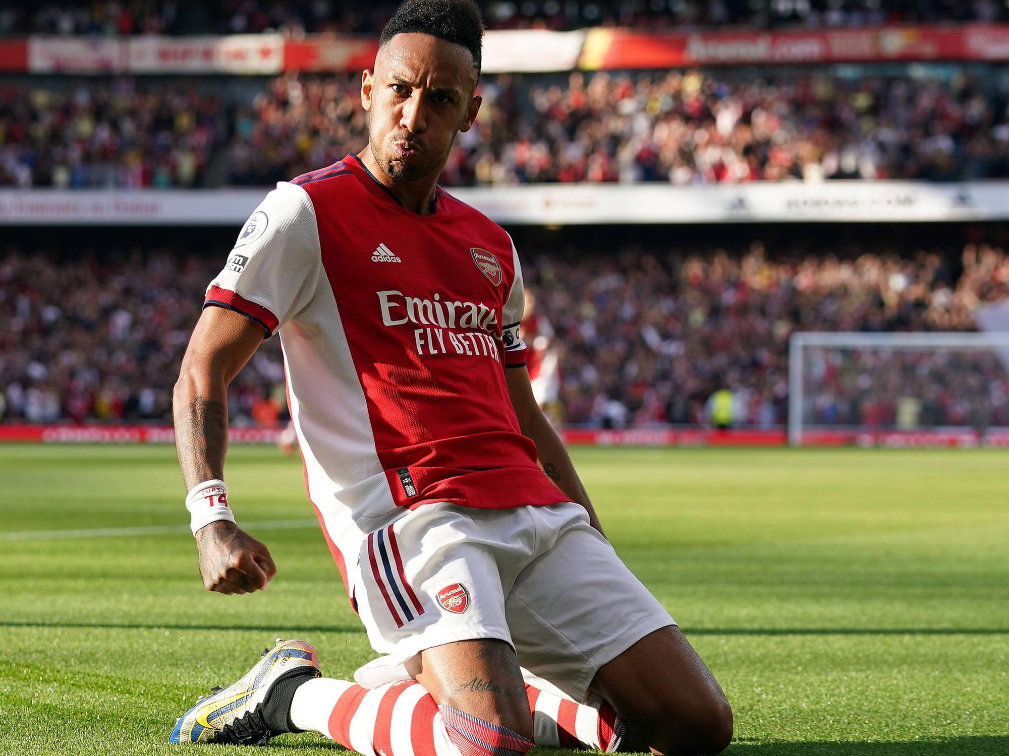 Pierre-Emerick Aubameyang jubelt auf Knien.