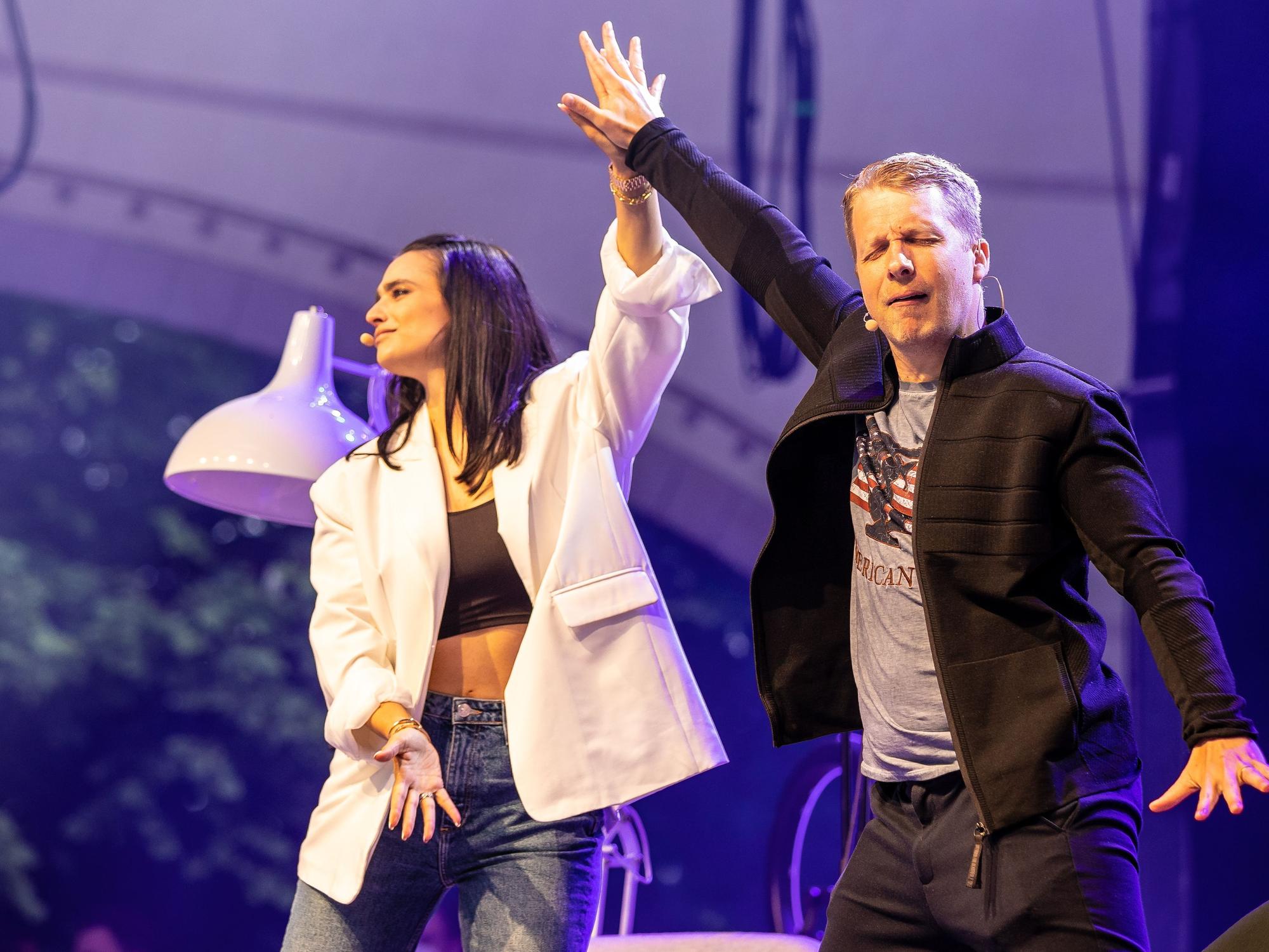 Comedian Oliver Pocher und seine Frau Amira Pocher treten mit ihrem Programm „Die Pochers“ auf der Gilde Parkbühne auf.