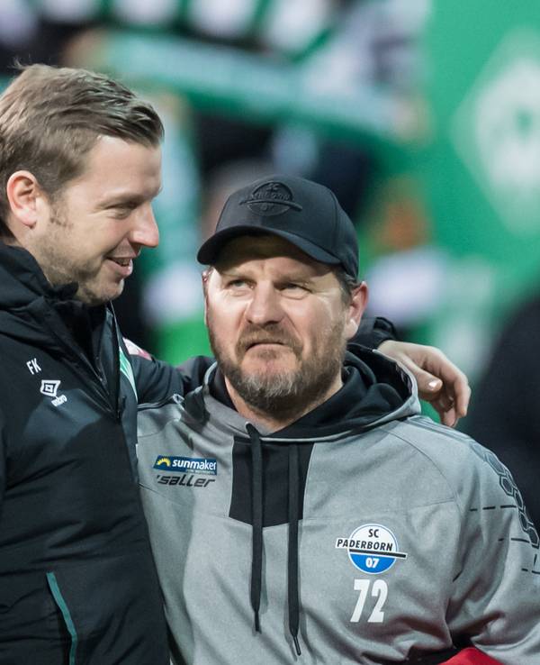 Florian Kohfeldt und Steffen Baumgart stehen Arm in Arm im Stadion