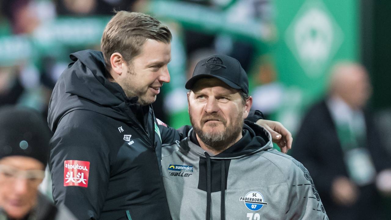 Florian Kohfeldt und Steffen Baumgart stehen Arm in Arm im Stadion