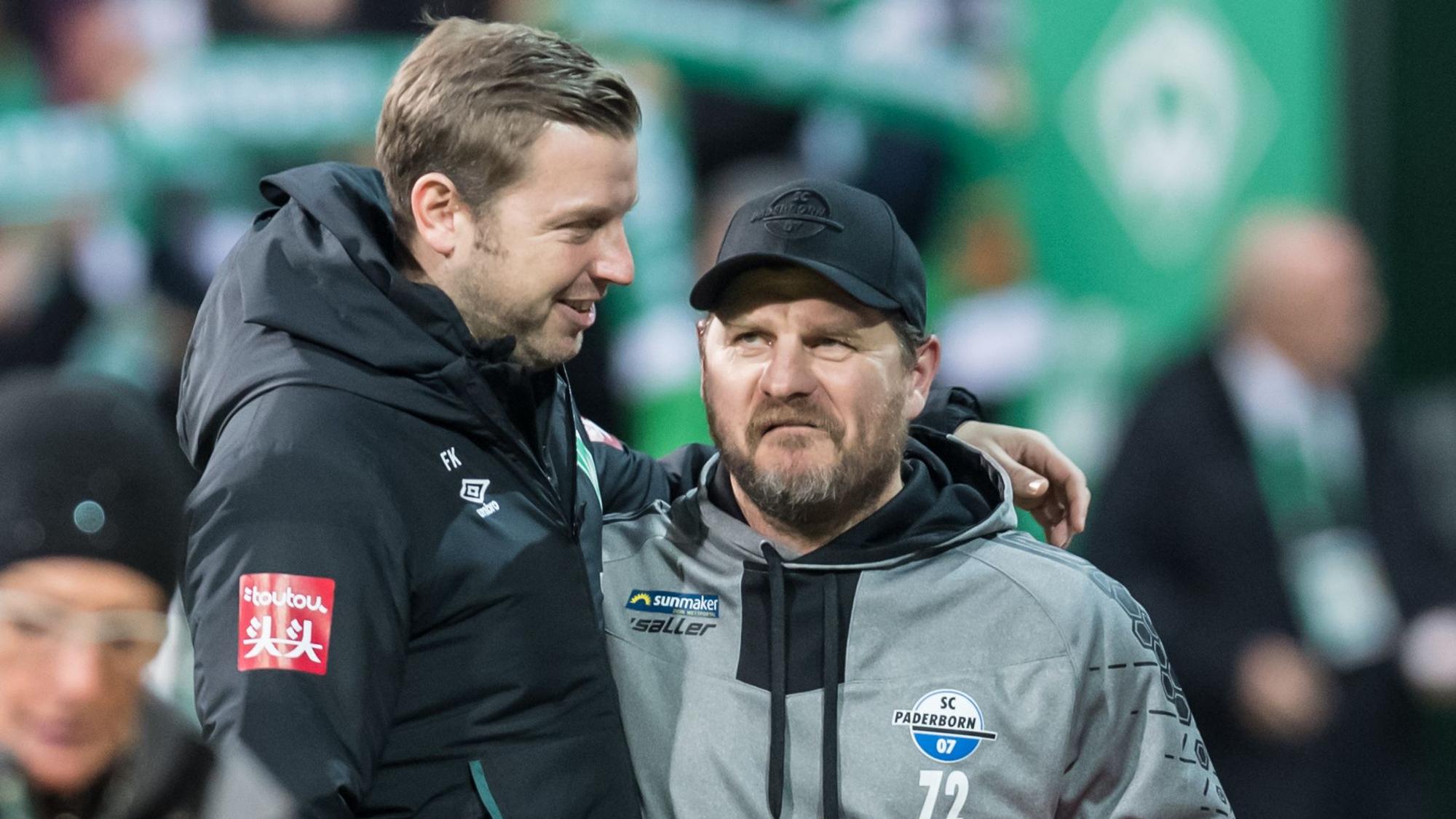 Florian Kohfeldt und Steffen Baumgart stehen Arm in Arm im Stadion