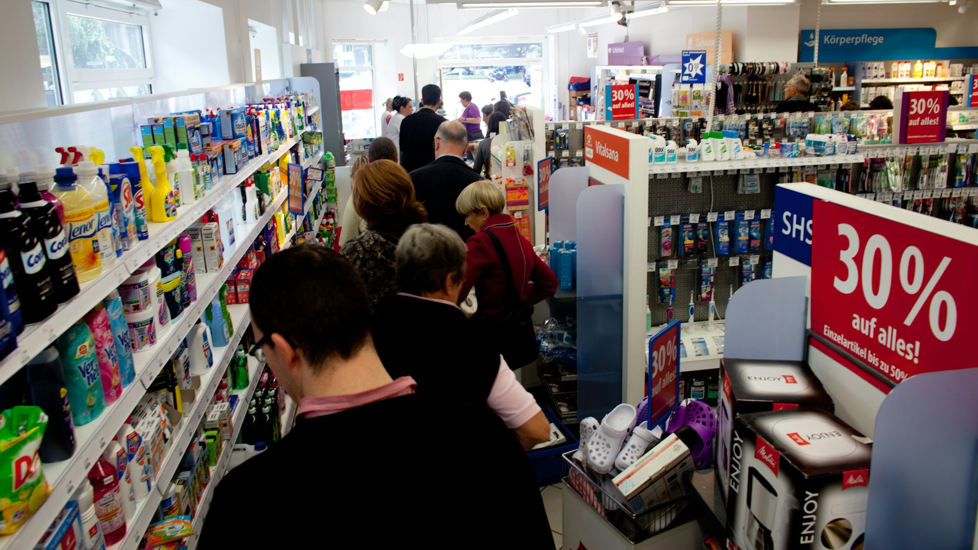 Eine lange Schlange bildet sich an der Kasse.