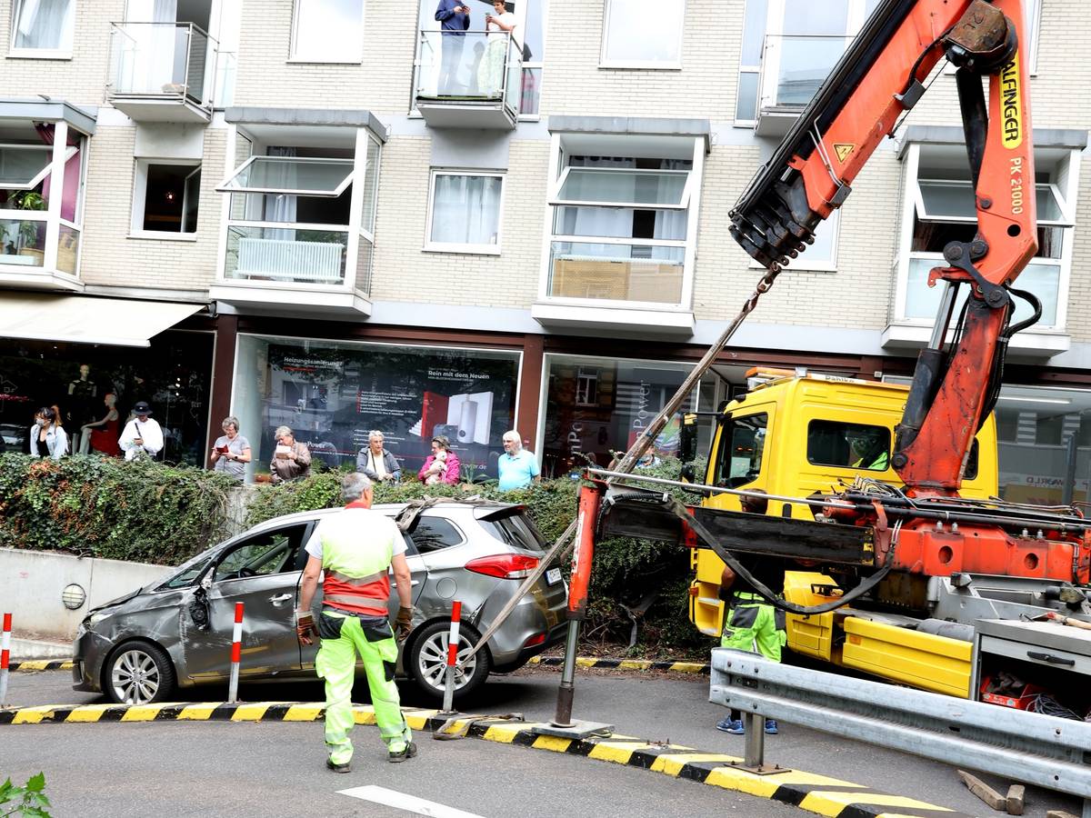 Ein Auto wird von einem Kran gezogen.