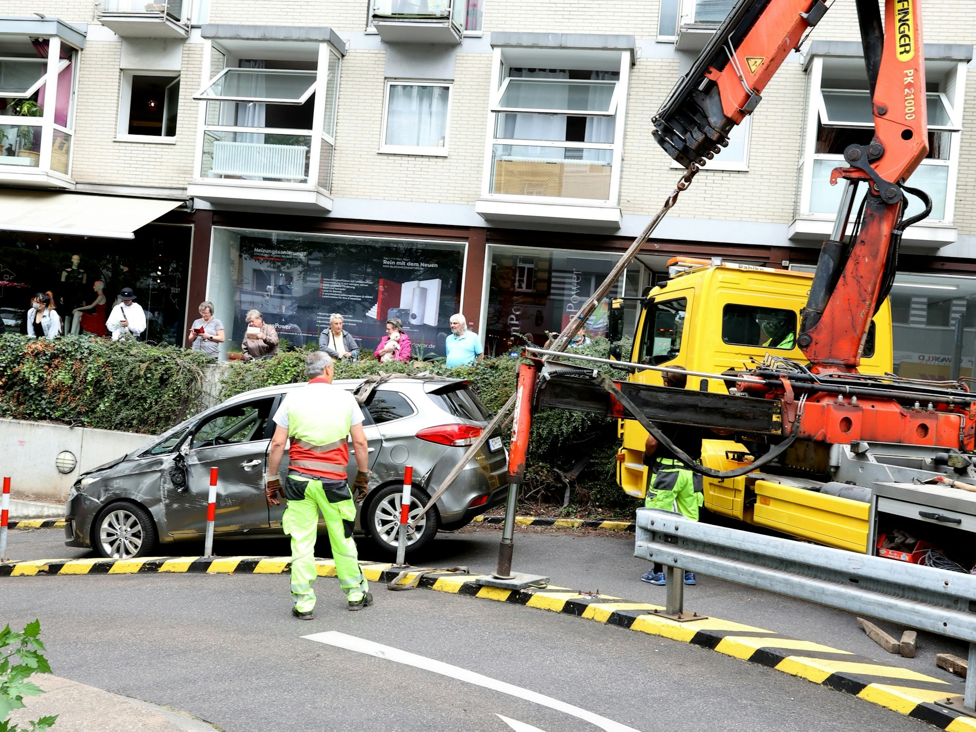 Ein Auto wird von einem Kran gezogen.