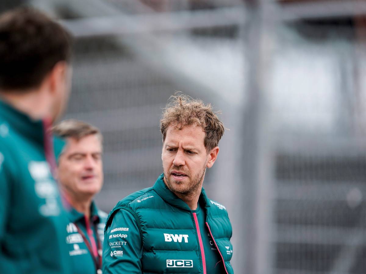 Sebastian Vettel aus Deutschland vom Team Aston-Martin geht während der Streckenbesichtigung auf dem Sochi Autodrom.