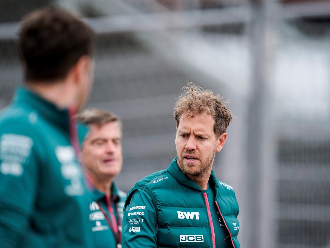 Sebastian Vettel aus Deutschland vom Team Aston-Martin geht während der Streckenbesichtigung auf dem Sochi Autodrom.