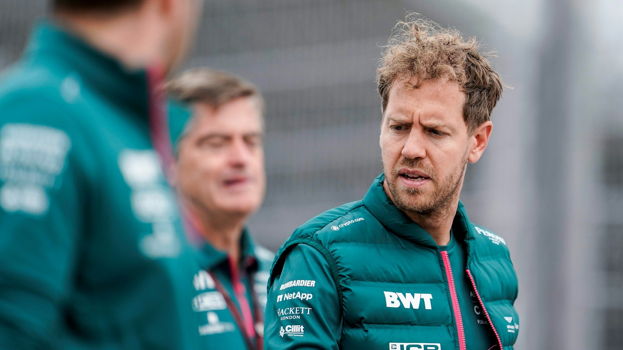 Sebastian Vettel aus Deutschland vom Team Aston-Martin geht während der Streckenbesichtigung auf dem Sochi Autodrom.